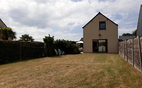 Maison avec jardin et plage de sable fin accessible à pied à 300m