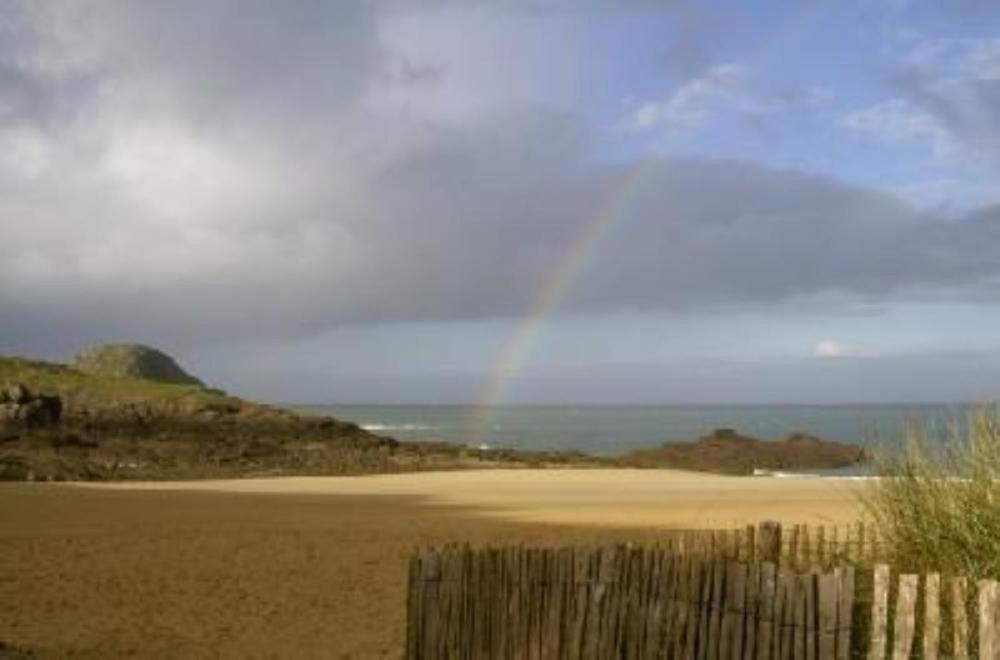 Maison avec jardin et plage de sable fin accessible à pied à 300m Saint-Coulomb Extérieur photo